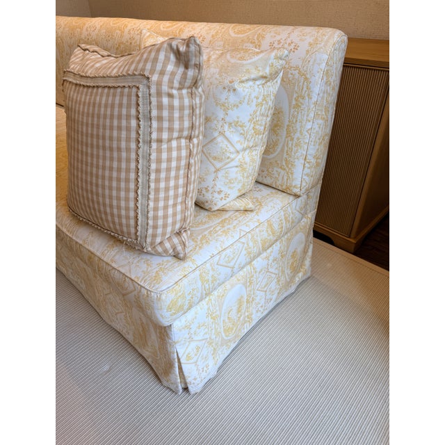 2020s Custom Made Titley & Marr Toile Settee For Sale - Image 5 of 14