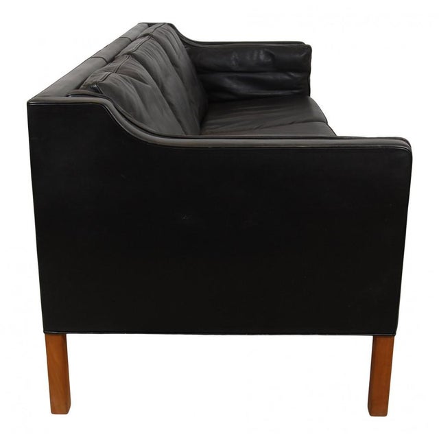 Børge Mogensen 3 seater sofa model 2213 from the 80's, upholstered with black leather. The sofa appears in good condition,...