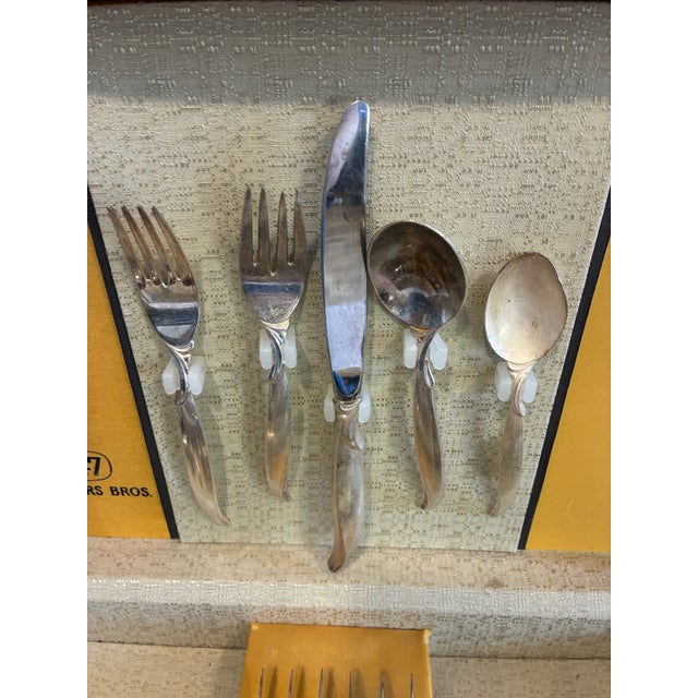 Rogers Bros. 1847 Rogers Bros Flair 38-Piece Silverplate Flatware Set in Original Wood Chest For Sale - Image 4 of 12