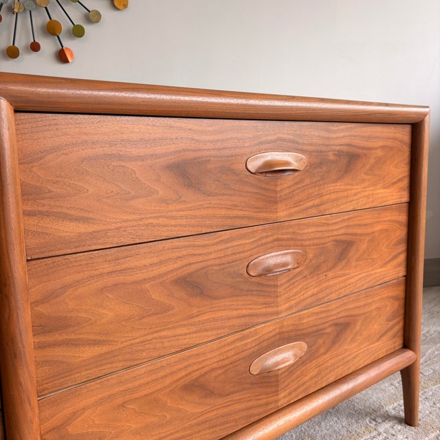 1960s Freshly Refinished Widdicomb Mid-Century Modern 6-Drawer Walnut Dresser – MCM Beauty! For Sale In Austin - Image 6 of 9