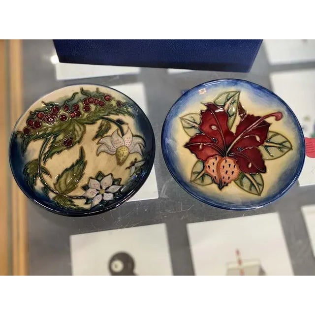 2 pretty little moorcroft ceramic dishes, the so-called 780/4 trays. The ceramic plates have two different floral designs,...