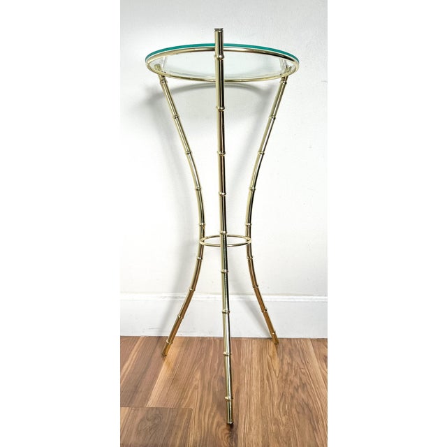 Mid-Century Modern Vintage 30" Faux Bamboo Brass-Tone Metal & Glass Plant Stand – Hollywood Regency / Chinoiserie For Sale - Image 3 of 10