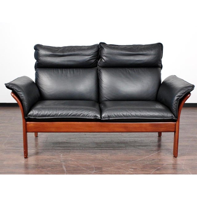 Illum Wikkelsø's iconic two-seater sofa This sofa is the iconic "Scala" model, manufactured in Germany by Dreipunkt...
