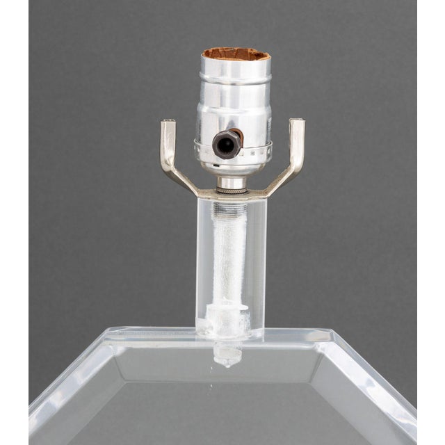 Karl Springer Modern Acrylic and Chrome Octagonal Table Lamp For Sale - Image 4 of 9
