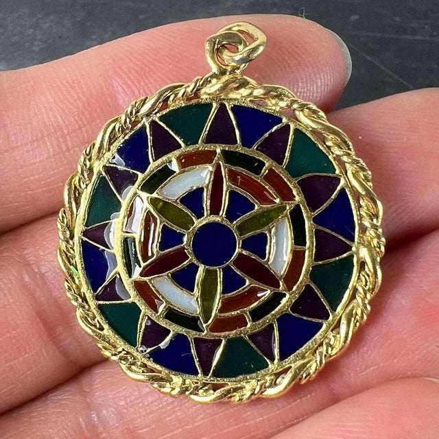 French Window Plique-À-Jour Pendant Medal in Enamel and 18 Karat Yellow Gold, 1930s For Sale - Image 10 of 18