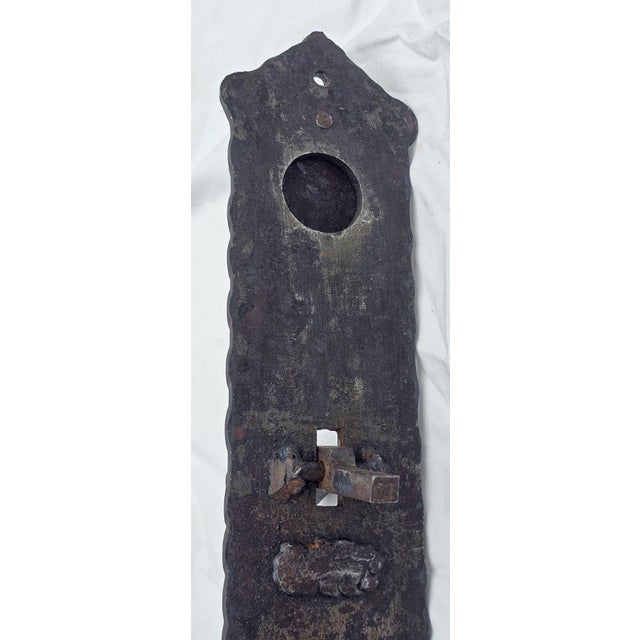 Antique 1910s Hand-Forged Wrought Iron Door Pull 24" Twist Grip W/ Keyhole For Sale - Image 15 of 18