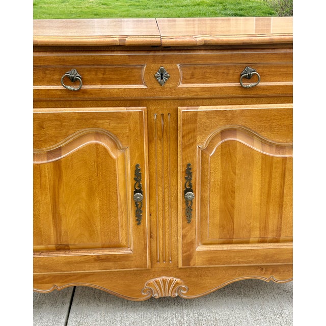 Vtg. Maple Ethan Allen Country French Style Flip Top Bar/Server Cabinet For Sale - Image 9 of 17