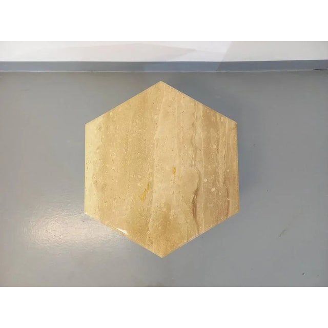 Vintage hexagonal coffee table in travertine type marble of the 70s 80s, 6 facets tray, central cubic foot, very good...