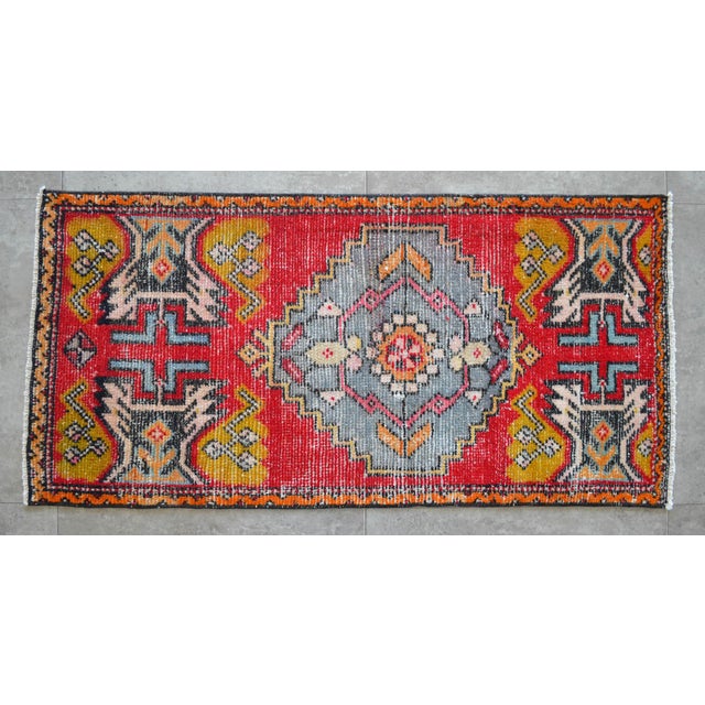 1970s Hand Knotted Small Rug Low Pile Yastik Rug Entry Door Mat - 20'' X 41'' For Sale - Image 9 of 9