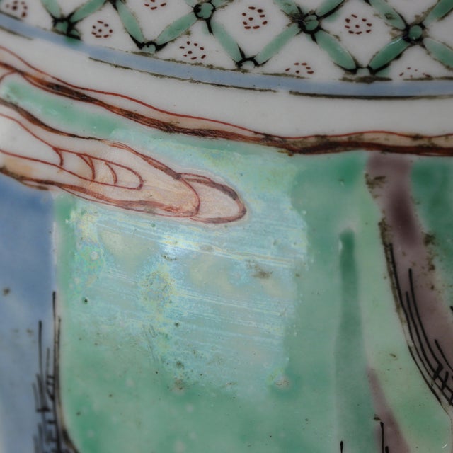 Ceramic A Mid-Qing Dynasty Chinese Five-Color Vase Depicting a Group of Immortal Figures, Marked With the Kangxi Reign Mark. For Sale - Image 7 of 11