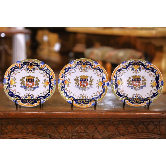 Early 20th Century French Rouen Faience Armorial Wall Plates, Set of 3 For Sale In Dallas - Image 6 of 9