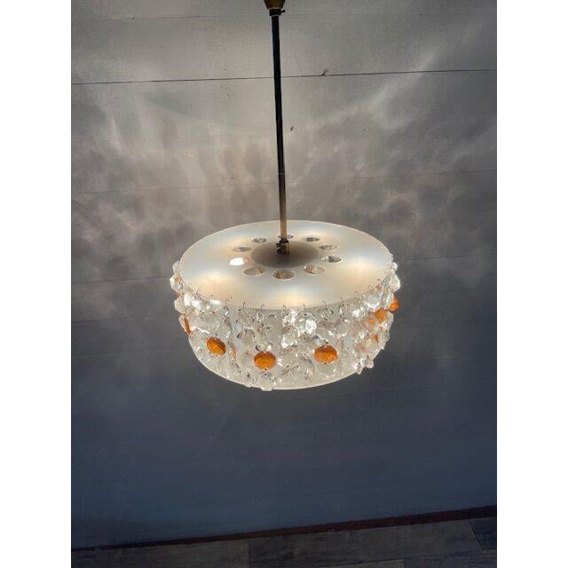 Vintage ceilinglamp, 1970 plug and play 5 x e-14 kristalls and plastick very strange model dims; h= 58 w+d= 34 cm b-nr.35...