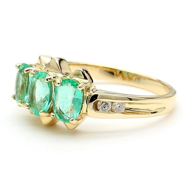 Contemporary 1.80 Carat Oval Emerald 3 Stone Ring in 14k Gold, Size 7 For Sale - Image 3 of 11