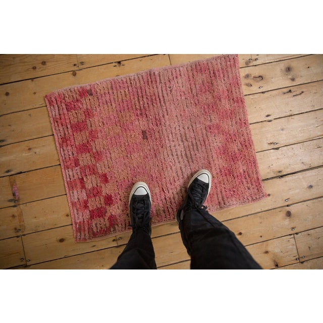 :: Checkered design motif with tone-on-tone coloration and abrashes across. Colors and shades include: Dusty rose, dusty...