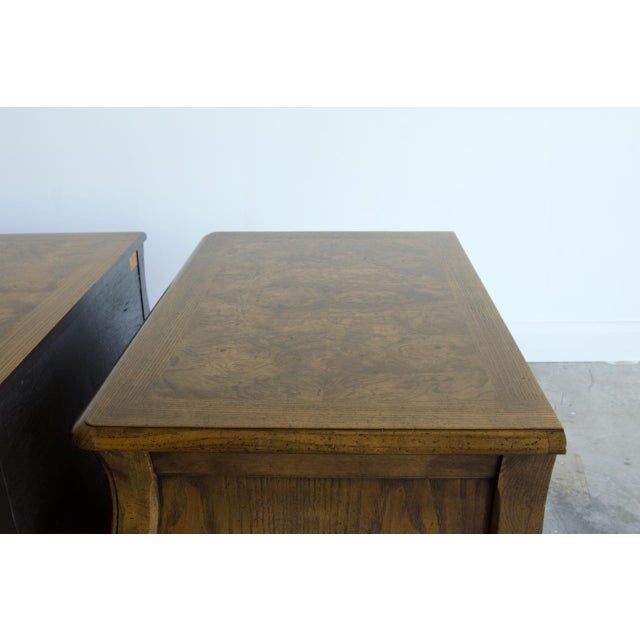 Pair, Baker French Louis XV Style Oak & Burl Bombé Chest Tables/Nightstands, 1960's-1970's For Sale In Salt Lake City - Image 6 of 7