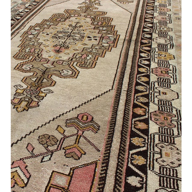 1940s 1940's Vintage Turkey Oushak Tribal Geometric Medallion 3'9 X 7'7 For Sale - Image 5 of 8