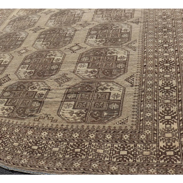 Textile Mid 20th Century Hand-Knotted Turkomen Ersari Rug in Wool With All-Over Repeating Gul Design For Sale - Image 7 of 13