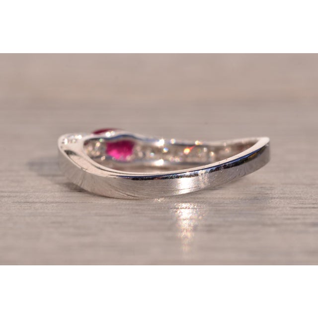 Ocho Avenida: Waved Natural Ruby and Natural Diamond Ring in White Gold For Sale In Philadelphia - Image 6 of 11