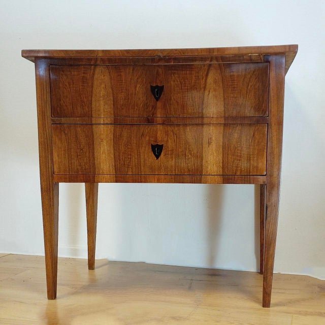 Discover the beauty and charm of the small Biedermeier chest of drawers in walnut! from southern Germany around 1820, it...