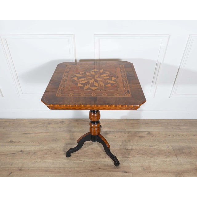 A charming small table of Italian origin (Rolo), dating from the first half of the 19th century, finely crafted in walnut...