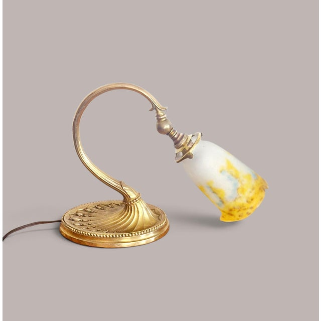 Magnificent table lamp with a turned brass base decorated with a spiral motif, typical of Art Nouveau. Elegant swan-neck...