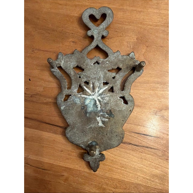 Antique Brass Wall Trivet Hearth Trivet Heart Hanger Sunburst c.1900 9x5 For Sale In Los Angeles - Image 6 of 7