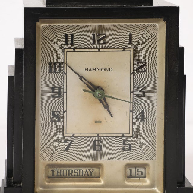 Art Deco Skyscraper Style Hammond Bakelite Electric Clock W/ Day Date Function For Sale - Image 4 of 13