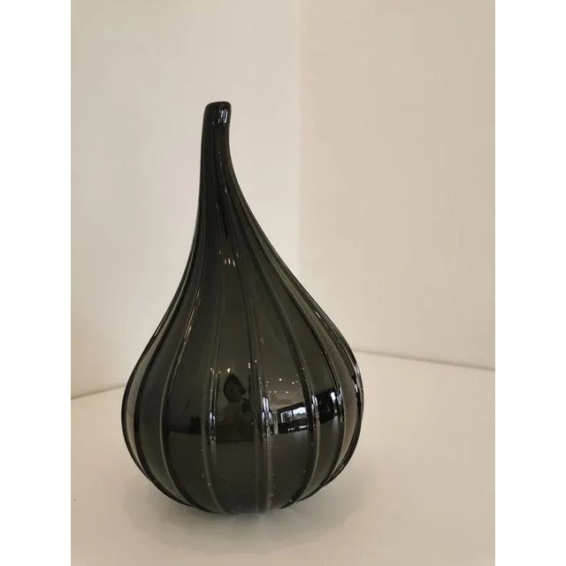 Drop-shaped vase, shiny black. In Murano glass. Designer Stelon Renzo offers his "drops" model for Salviati. Model with...