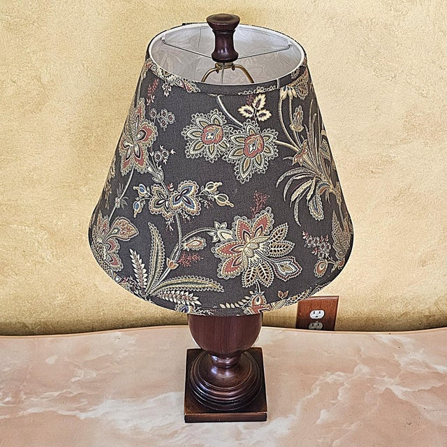 Early 21st Century Vintage Traditional Wood-Look Urn Table Lamp With Floral Botanical Shade For Sale - Image 5 of 18