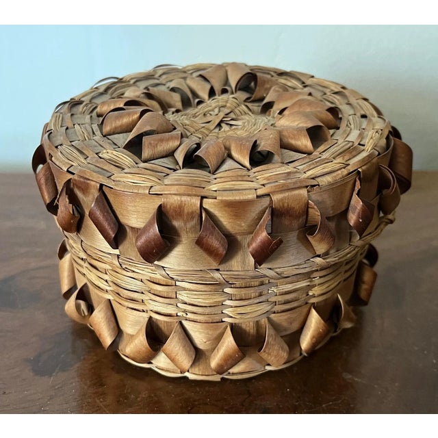 American Antique 19th Century Native American Indian Style Splint Basket With Cover For Sale - Image 3 of 12