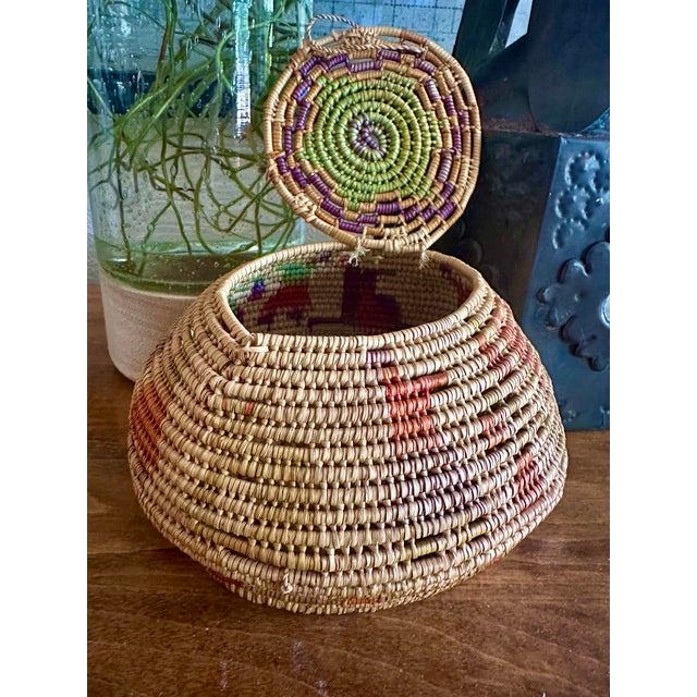 1990s Hand-Woven Native American Horsehair Lidded Basket For Sale - Image 5 of 10
