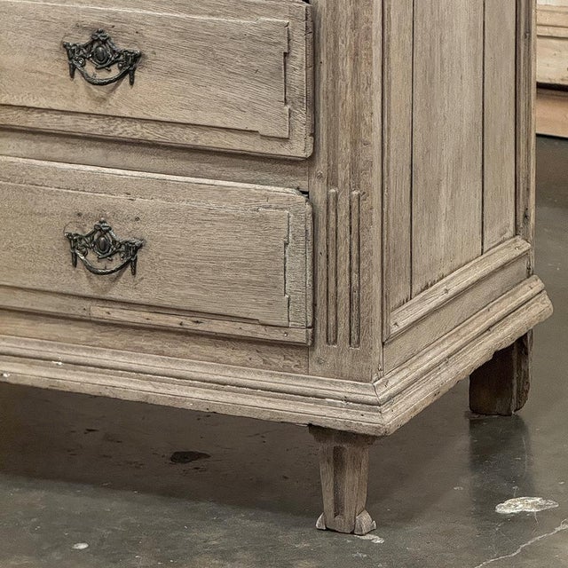 18th Century French Neoclassical Chest of Drawers in Stripped Oak For Sale - Image 15 of 18