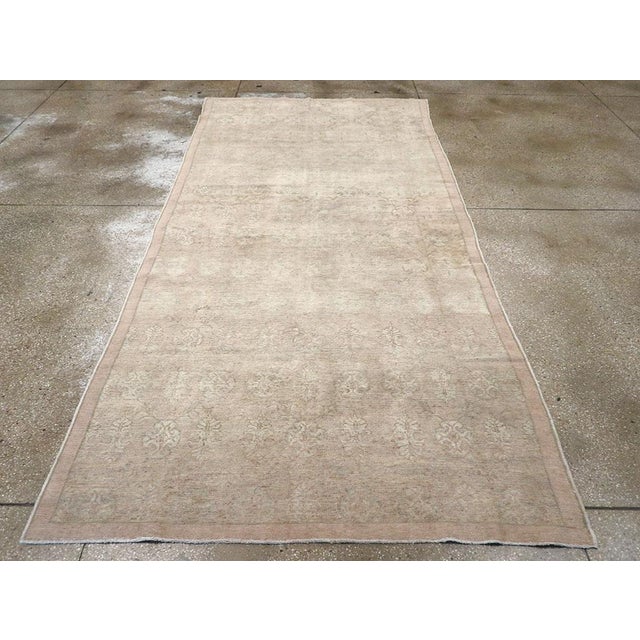 Galerie Shabab Collection Mid-20th Century Turkish Anatolian Gallery Rug For Sale - Image 4 of 10