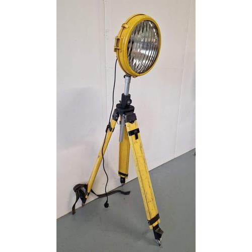 Original design floor lamp.Adjustable height.England.1960s.Size: Height 170cm; 60x60cm Up to 250V (Europe/UK Standard).The...