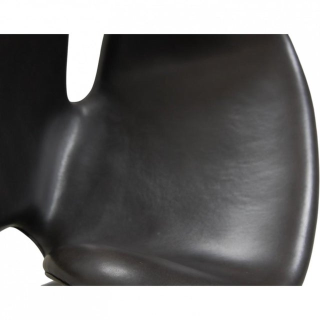 Swan Chair in Black Grace Leather by Arne Jacobsen For Sale - Image 10 of 18