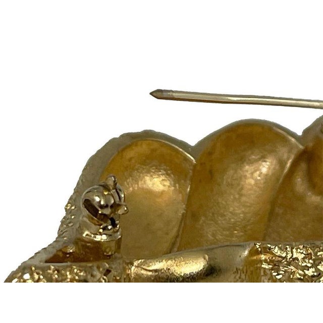 French Gold Tone Brooch attributed to Nina Ricci, 1980s For Sale - Image 4 of 7