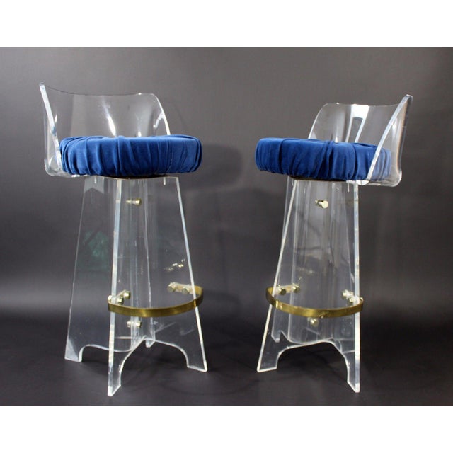 1970s Vintage Mid Century Modern Hollywood Regency Lucite & Brass Swivel Barstools - a Pair For Sale In Detroit - Image 6 of 9