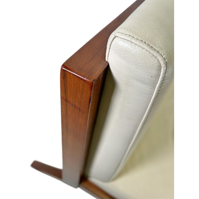 Pair of Bernhardt Solid Walnut Lounge Chairs in Original Creme Fine Leather For Sale In New York - Image 6 of 8