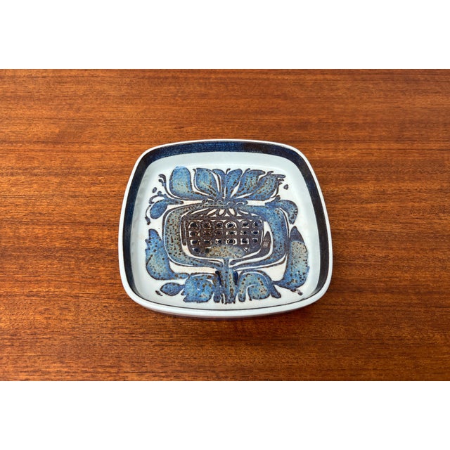 Mid-Century Danish Porcelain Baca Blue Line Bowl by Nils Thorsson and Kari Christensen for Royal Copenhagen, 1960s For Sale - Image 5 of 15