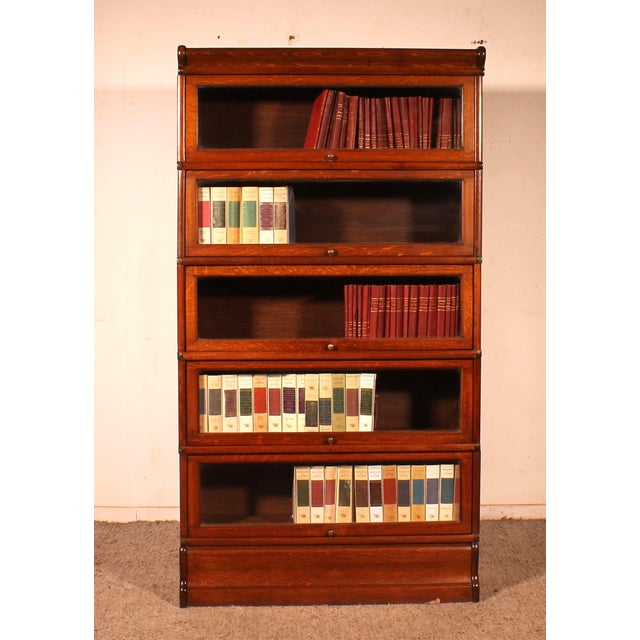 Elegant Globe Wernicke London oak bookcase from the late 19th/early 20th century, England, comprising five sections. This...