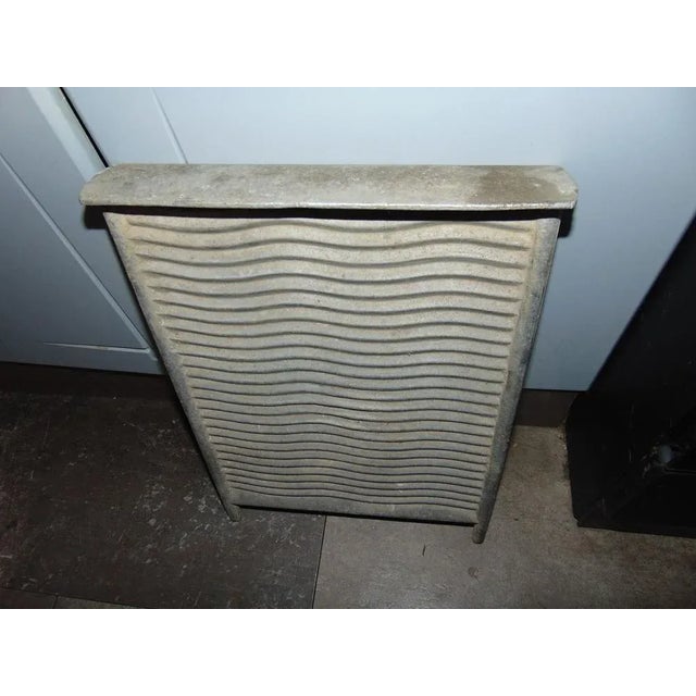 Art Deco aluminum washboard. Dimensions: height 42 cm, width 29.5 cm, depth 5.5 cm.