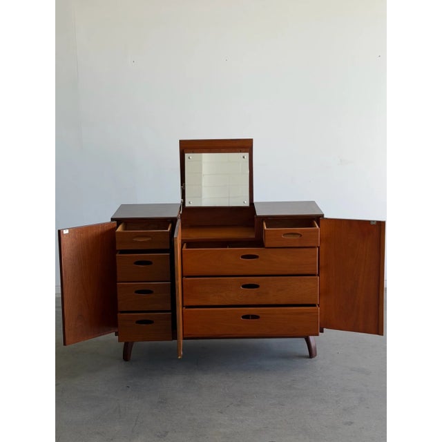 Mid-Century Modern Vanity Dresser by Mount Airy Furniture For Sale - Image 3 of 18