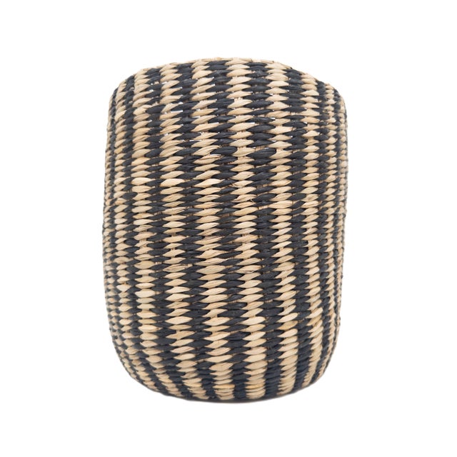 Large Handwoven Vietnamese Seagrass Basket in Black & Natural Woven Pattern For Sale In New York - Image 6 of 6
