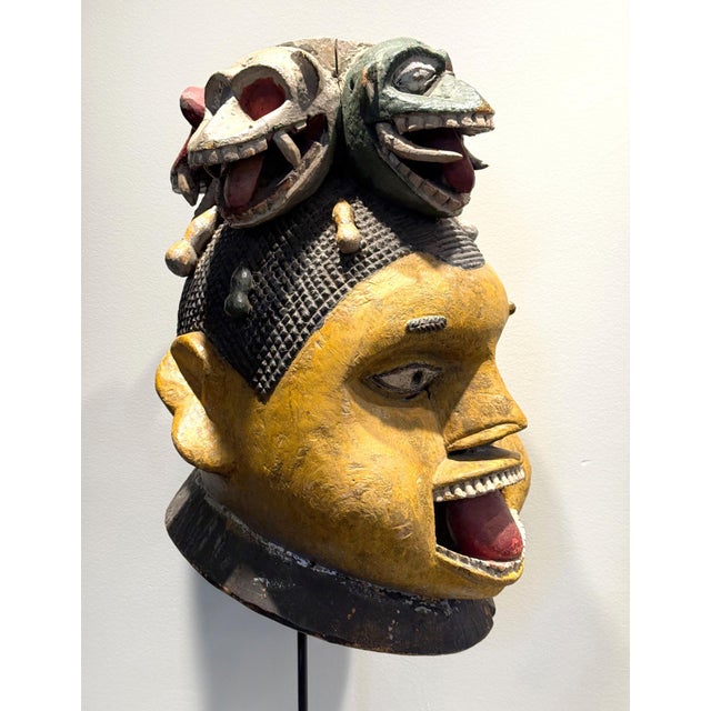 Tribal Large Wood Sculpture Yoruba Gẹ̀lẹ̀dẹ́ Helmet Mask on Display Stand For Sale - Image 3 of 16