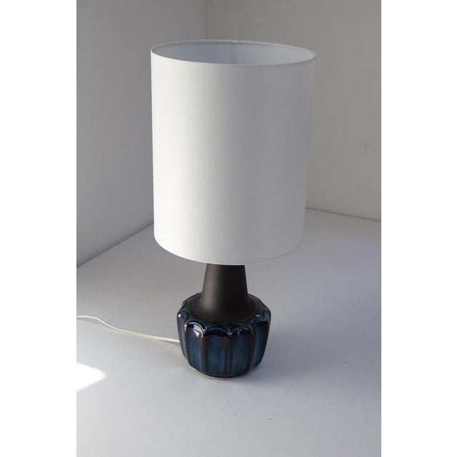 Danish Modern Blue Ceramic 1051 Table Lamp by Einar Johansen for Søholm, 1960s For Sale - Image 6 of 18