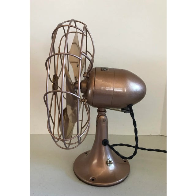 Mid-Century Modern 1949 Emerson Golden Jubilee Rose Gold Oscillating Electric Fan For Sale - Image 3 of 9