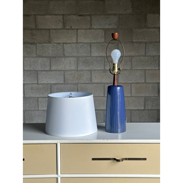 Blue 1960s Martz Lamp by Jane and Gordon Martz for Marshall Studios, Ceramic and Walnut For Sale - Image 8 of 8
