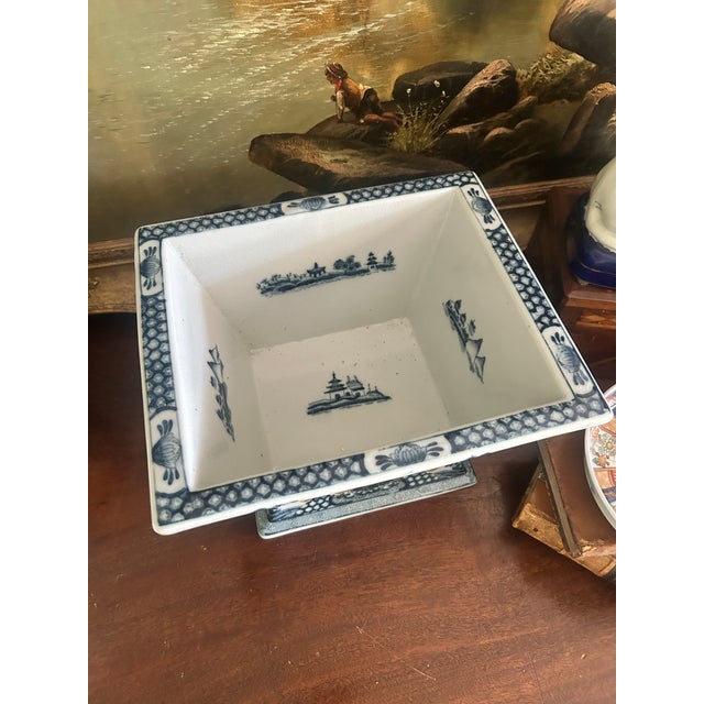Chinoiserie Vintage Wong Lee Blue & White Chinoiserie Cachepot For Sale - Image 3 of 8