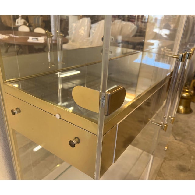 1980’s Lighted Curio Cabinet With Glass, Acrylic and Brass Details. For Sale - Image 4 of 12