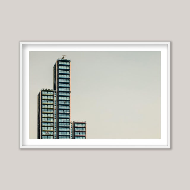 Merano, a tall residential building by RSHP Architects, stands along the River Thames in London, UK. Its bold design and...